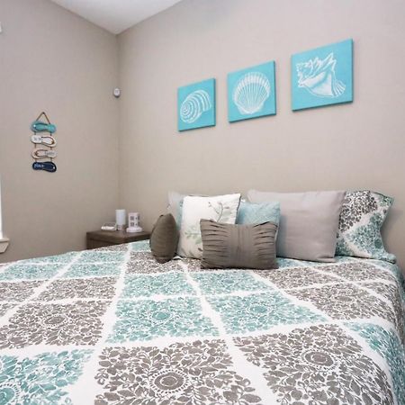 Hidden Hideaway! Bungalow 2 Blocks From The Beach! Sleeps 3 Villa Galveston Buitenkant foto