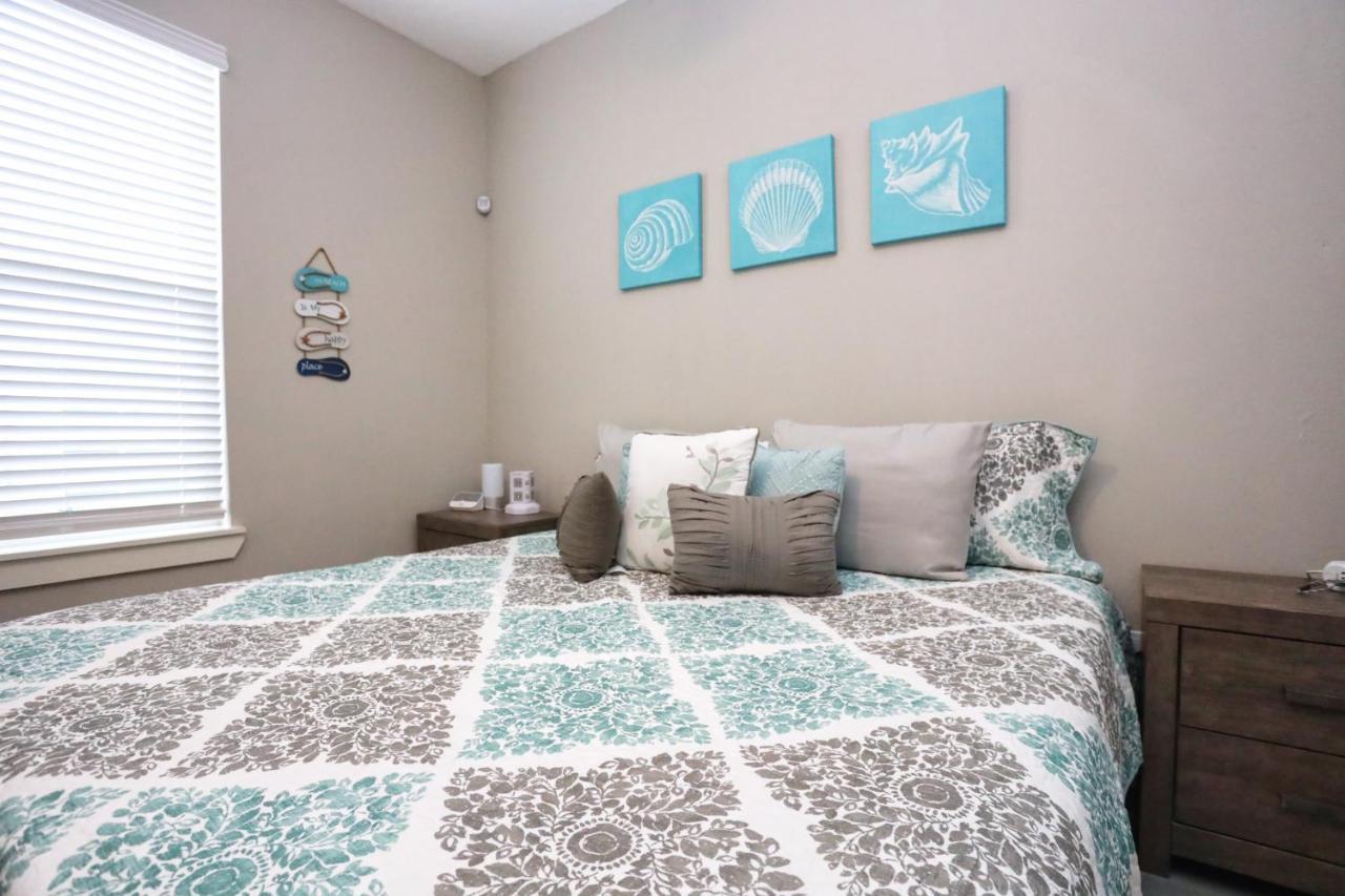 Hidden Hideaway! Bungalow 2 Blocks From The Beach! Sleeps 3 Villa Galveston Buitenkant foto