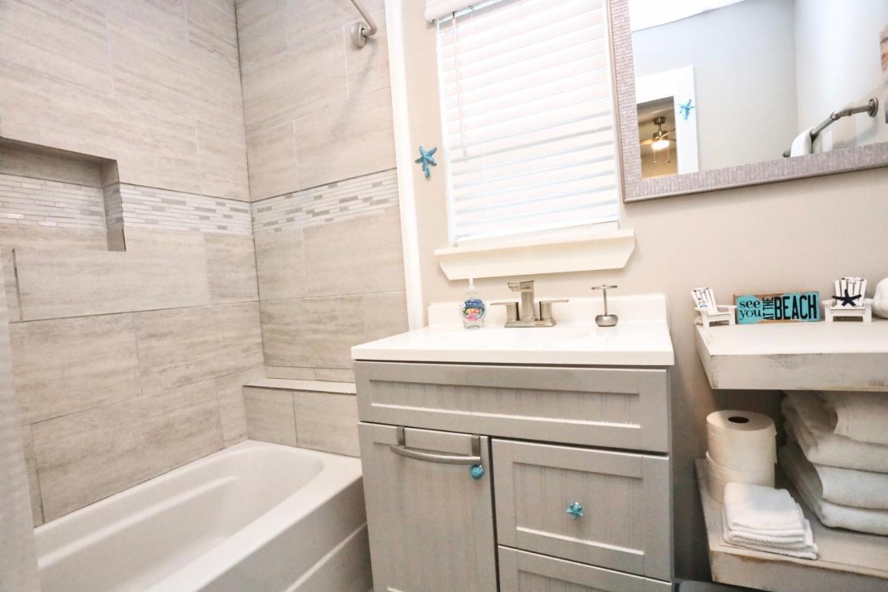 Hidden Hideaway! Bungalow 2 Blocks From The Beach! Sleeps 3 Villa Galveston Buitenkant foto